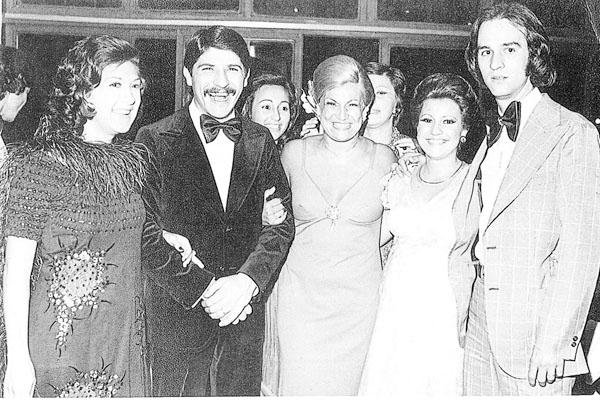 Mais uma foto que recebo de uma das primeiras Noite E.P. realizada pela amiga Patrícia. Isto foi no ano de 1976, no salão do Clube de Campo. Esta colaboração veio do Ângelo Paludetto e da Eugênia Maria. Aparecem, da esquerda para a direita, o casal Maria 